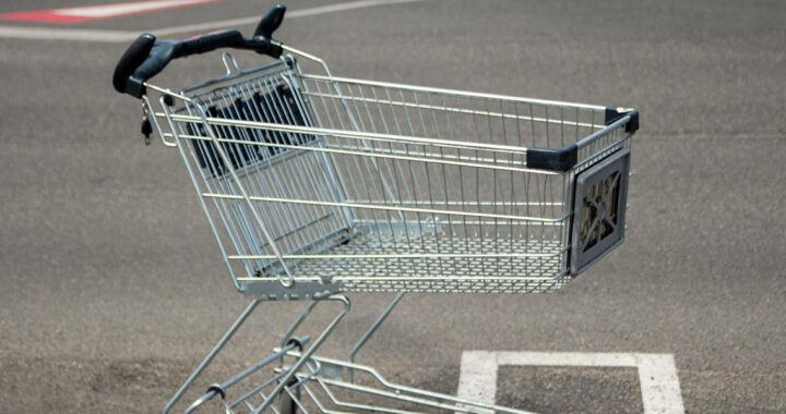 Leerer Einkaufswagen auf Parkplatz